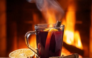 dampfende Glühweintasse mit Gewürzen und Orange